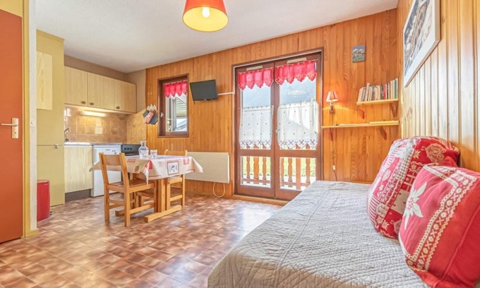 Aussois Apartment | 10m from ski slopes, 2nd floor, balcony, ski locker, 18m², Aussois