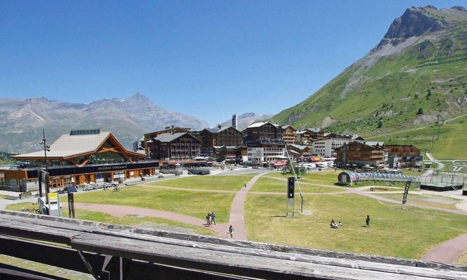 Tignes le Lac Apartment | 10m from ski slopes, 6th floor, view resort, balcony, tv, ski locker, 26m², Tignes