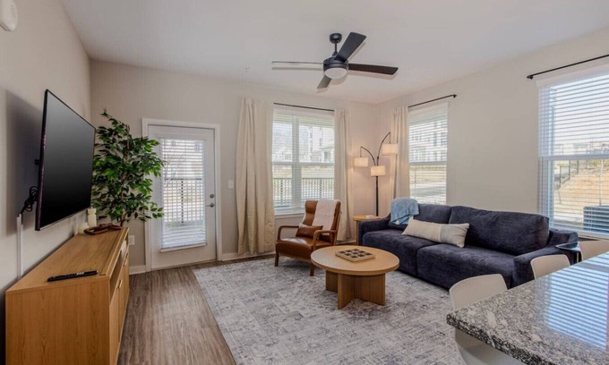 Athens Apartment | 10min to UGA |Wi-Fi|Publix|Parking