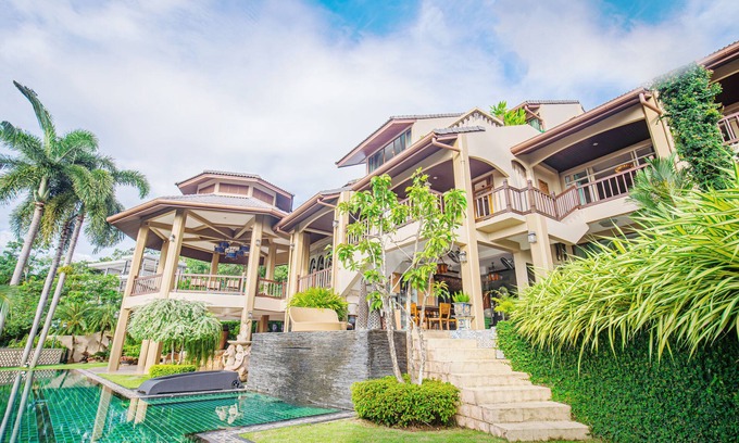 Rawai Villa | 10mins walking to beach , quilt place