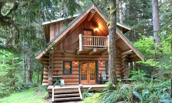 Glacier Cabin | 10SL - Real Log Cabin - WiFi - SLEEPS-8 by RedAwning