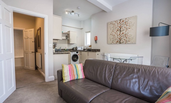 Torquay City Centre Cottage | 11 Astor House - one bed modern and comfortable ground floor apartment