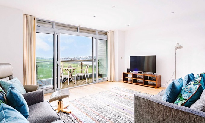 Newquay Apartment | 11 Cribbar - Modern apartment close to beach with stunning views, balcony and secure parking
