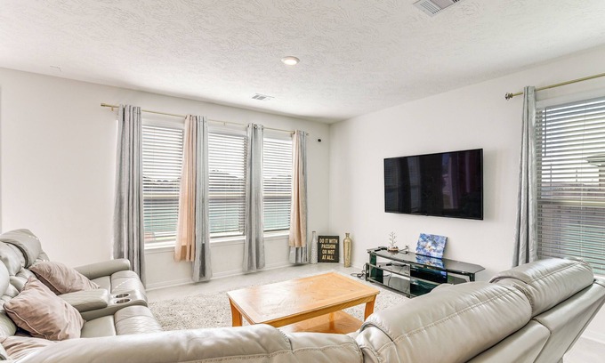 La Marque House | 11 Mi to Beach: La Marque Home w/Patio!