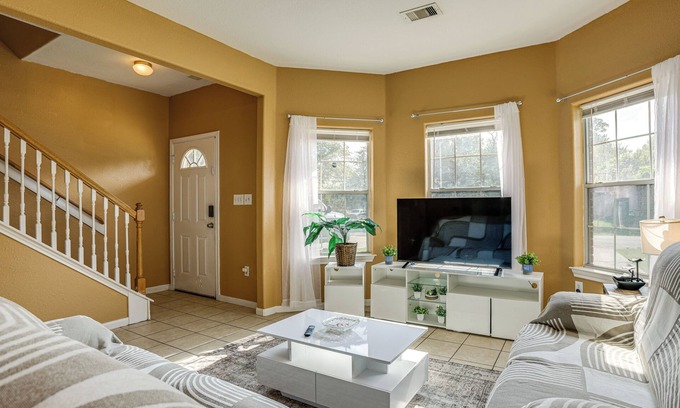 Northeast Houston House | 11 Mi to Dtwn Houston: Pet-Friendly Home w/Yard!