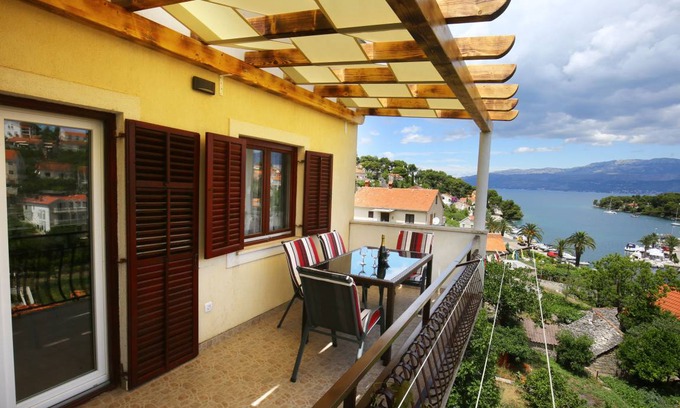 Splitska Apartment | 110 m² Apartment ∙ 2 bedrooms ∙ 5 guests