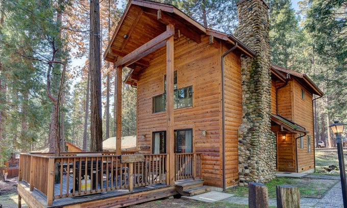 North Wawona Cabin | (12) Cabin Twelve at The Redwoods In Yosemite