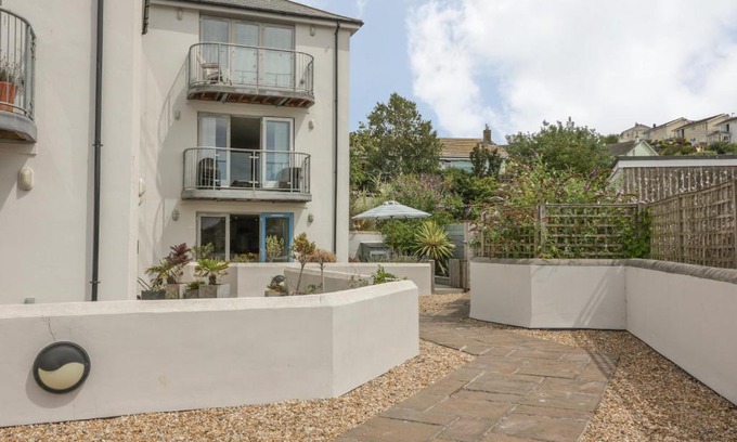 Kingsbridge Apartment | 12 Crabshell Heights