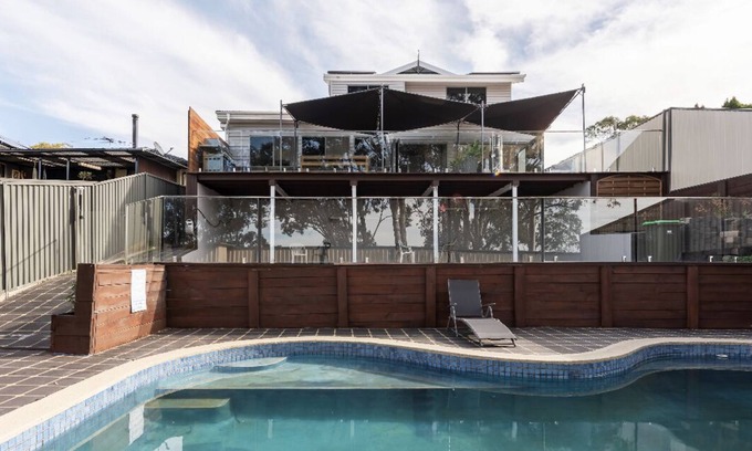Casula House | 12 guests 5 bedrooms POOL walk to TRAIN Casula long distant views to SYNEY CITY