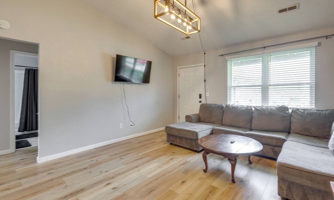 Pontoon Beach Cottage | 12 Mi to St Louis: Pet-friendly Metro East Home