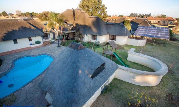 Vanderbijlpark House | 12 On Vaal Drive Guesthouse