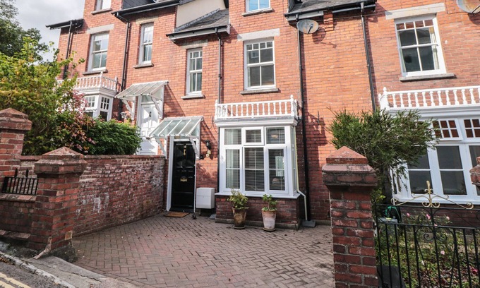 Dartmouth House | 12 RIDGE HILL, pet friendly, character holiday cottage in Dartmouth