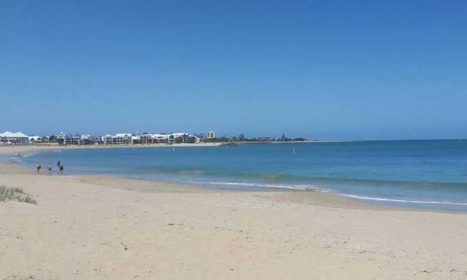 Mandurah House | 12 singles or 8 couples & children/4 queens/4 doubles/5 singles beds
