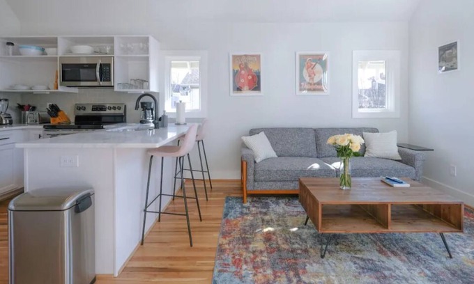 12 South House | 12 South * Perfect Location * Private Guest House