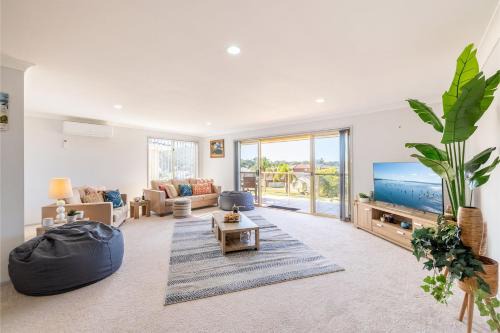 Fingal Bay House | 124 Rocky Point Rd - pet friendly, air con, Wi-Fi, high chair and Cot