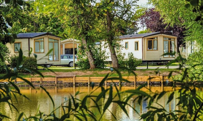Burnham-on-Sea House | 12ft-wide well appointed caravan with one double and one twin.
