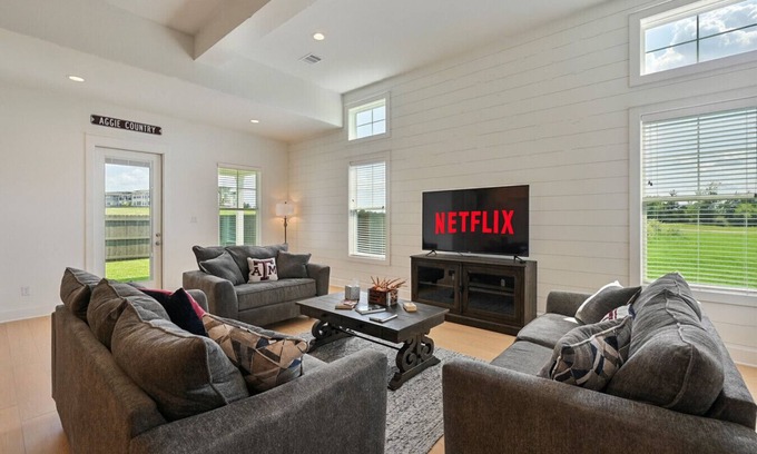 College Station Apartment | 12th Man Hideout: 3Br+Backyard+Garage