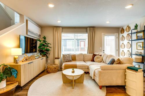 Gateway House | 13 Mi to Dtwn Denver Spacious Home with Balcony!