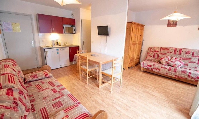 Villarodin-Bourget Apartment | 130m from ski slopes, 1st floor, balcony, parking, tv, ski locker, 27m², La Norma