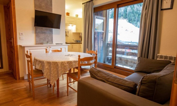 Villarodin-Bourget Apartment | 130m from ski slopes, 2nd floor, balcony, parking, tv, ski locker, 35m², La Norma