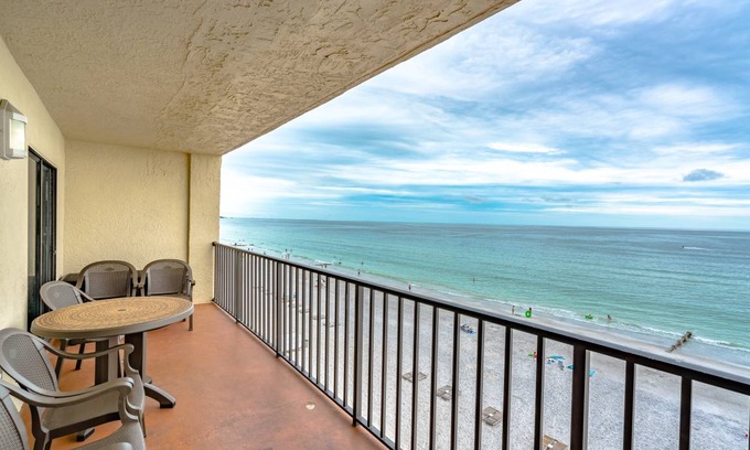 Madeira Beach Condo | 134 m² Condo ∙ 3 bedrooms ∙ 10 guests
