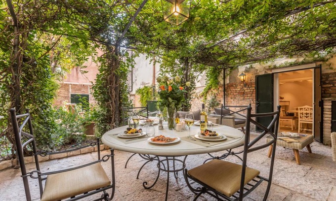 Dorsoduro Apartment | 135 m² Apartment ∙ 3 bedrooms ∙ 5 guests