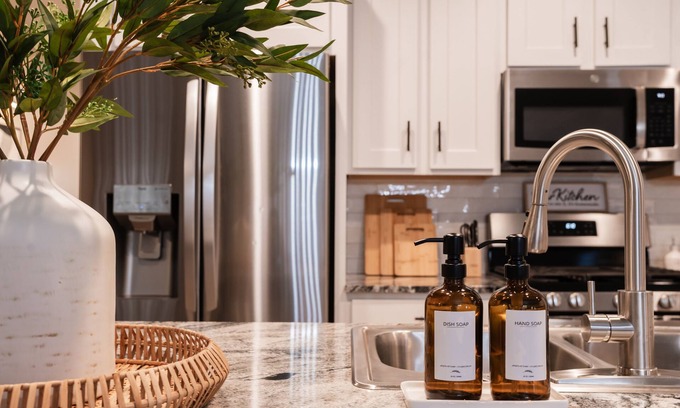 Fruitvale House | 13mins to airport/Sleeps10/Mins to attractions/Winery,Monument/Grill/Pool table