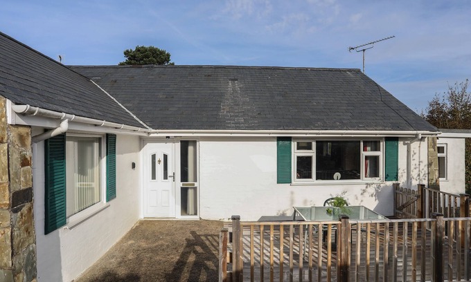 Abersoch House | 14 CAE PIN, character holiday cottage, with a garden in Abersoch