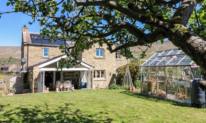 Reeth Cottage | 14 HILL CLOSE, pet friendly, with open fire in Reeth