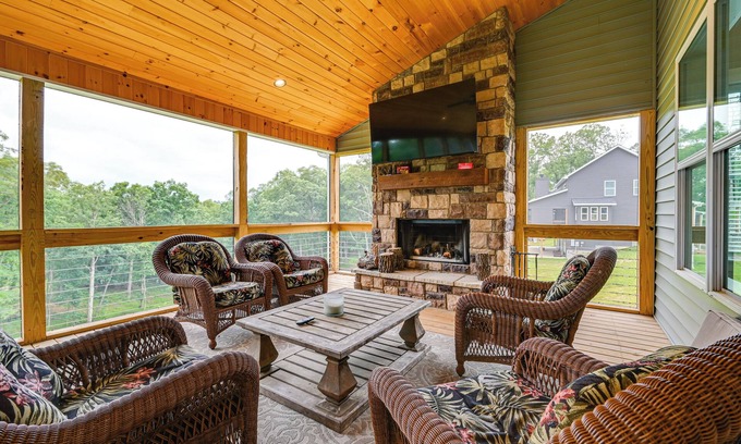 Clarkson House | 14 Mi to Mammoth Cave NP: Spacious Family Home
