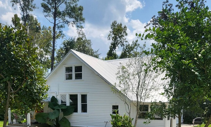Elberta House | 14 miles to Gulf Shores Alabama, 3 mile to OWA Amusement Park, Pet Friendly