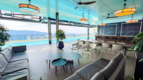 Sungai Penchala Apartment | 14 Mossaz skypool 5mins to 1U and Ikea atEmpire City by Light House