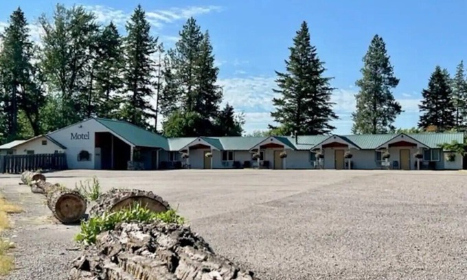 Columbia Falls Hotel | #14 ONE KING BED in delightful Columbia Falls with WiFi, AC 20 miles from GNP