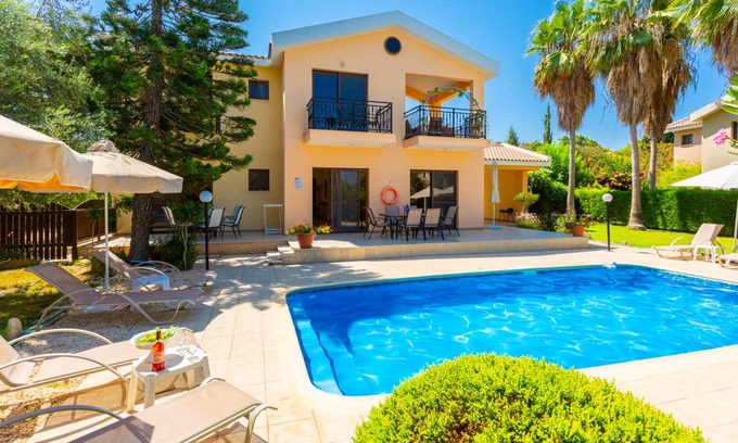 Latchi Villa | 140 m² Villa ∙ 4 bedrooms ∙ 9 guests