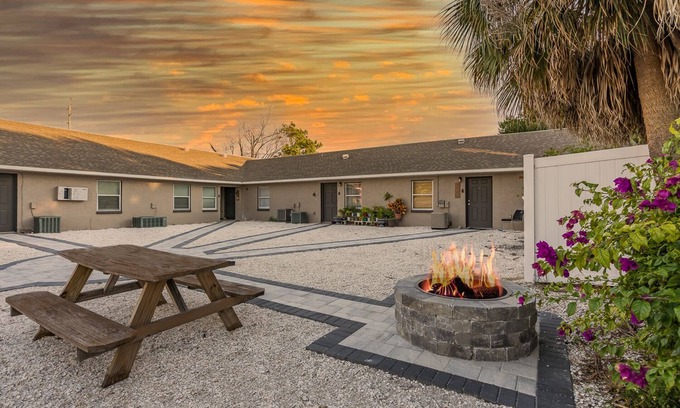 Tampa House | ⤿15 bdrm Villa Nr. Airport, Riverwalk, Seminole Hardrock & Beaches w/fire pit⤾