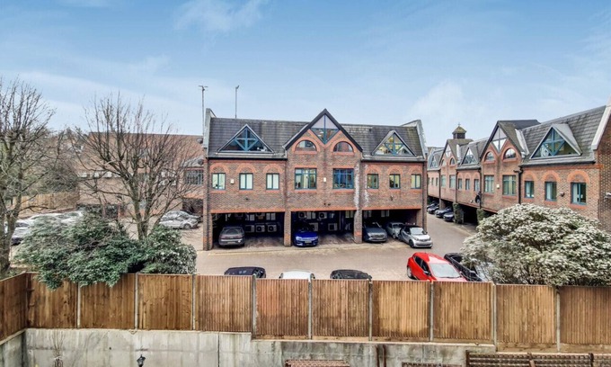 Harrow Apartment | 15 GW - Sara Suite - Lovely Deluxe Wembley Harrow Apartment