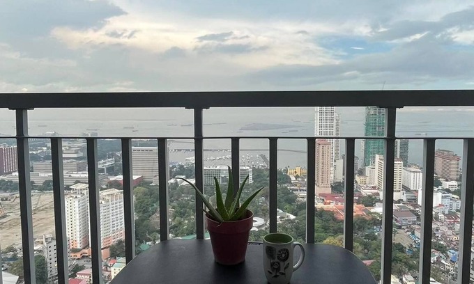 Malate Condo | 15 mins away to the Manila Airport! Sunset View w Balcony Condo Unit