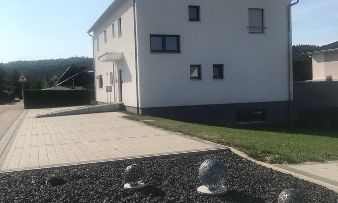 Eichenkirnberg Apartment | 15 Minuten vom Freizeitpark und Seen Entfernt. Ferienwohnung in Ruhiger Lage