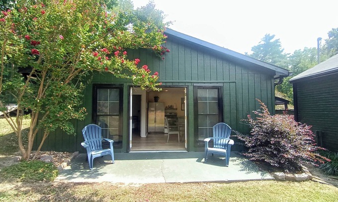 McMurray Cottage | 15 minutes from the Nashville scene; enjoy our quiet suite for 2 or group of 4!