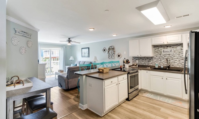 Long Beach Condo | 15% Off Stays 8/2 - 11/2 - Gorgeous 2 BR Condo in Ocean Walk, Dogs Welcome, Near Ocean, Large Pool