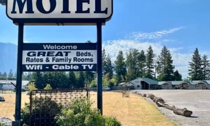 Columbia Falls Hotel | #15 ONE QUEEN BED with WiFi and AC in charming Columbia Falls, 20 mi from GNP!