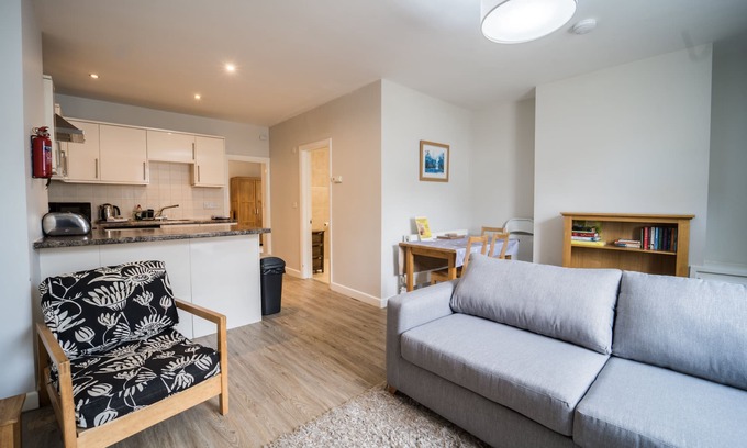 Torquay City Centre Cottage | 15 Trinity Mews - coaching mews just a few steps from harbour and town centre in quiet cul de sac -