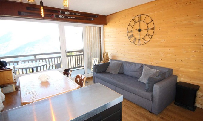 Auris Apartment | 150m from ski lifts, 3rd floor, view mountain, balcony, tv, ski locker, 40m², Auris en Oisans
