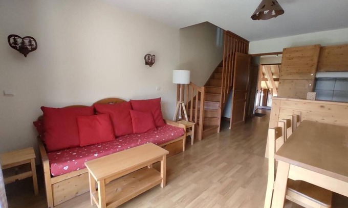 Les Claux Apartment | 150m from ski slopes, 2nd floor, swimming pool, balcony, parking, tv, ski locker, 50m², Vars