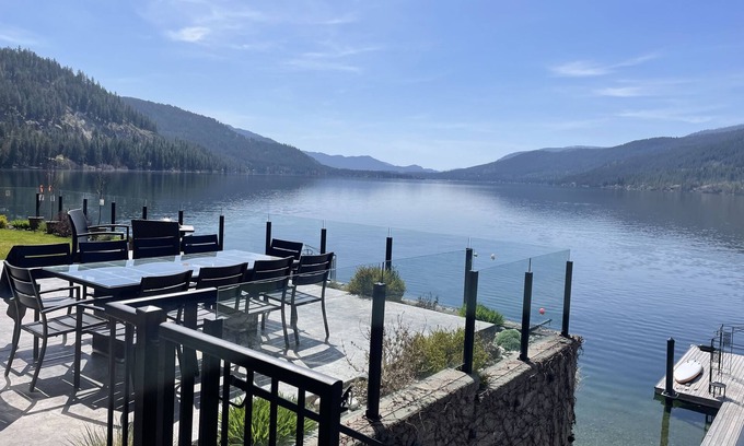 Christina Lake House | 157 Brown rd, Lake front 2 bd suite