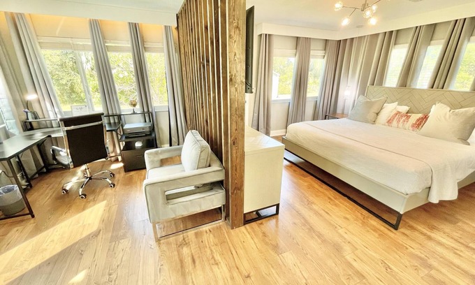 Briargrove House | 157 - SPACIOUS, BEAUTIFUL, ELEGANT, NEW DECOR, WORK SPACE, EASY ACCESS TO PARKS