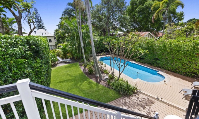 Wooloowin House | 15mins to City, Pool, Family Friendly by Custom Bnb Hosting