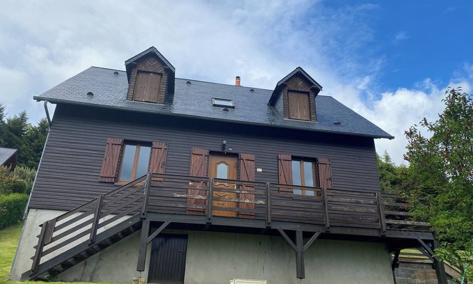 Murat-le-Quaire Ski Chalet | 16-person chalet with fireplace and 5 bedrooms