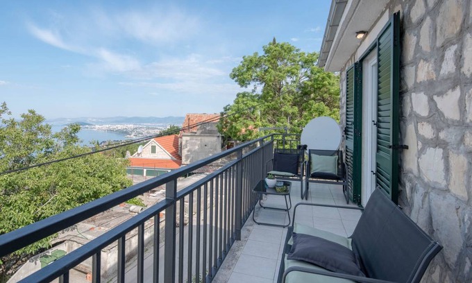 Podstrana House | 160 m² House ∙ 2 bedrooms ∙ 7 guests