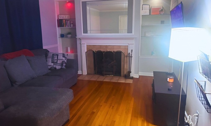 Franklin Park Apartment | 1750. Charming 2BR apartment with Wi-Fi. Quick Drive to Airport and Park Views